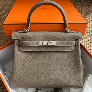 SOLD! Kelly 28 Etoupe with platinum hardware